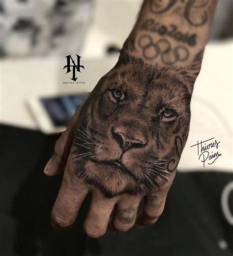 Tatuajes De Leones En La Mano Hombre