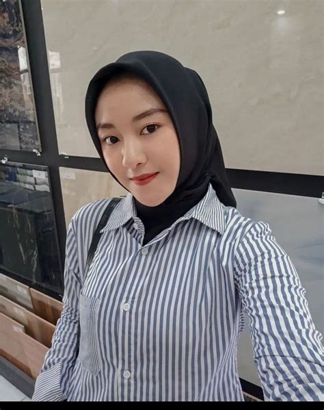 Pin oleh リスキ バグス セティアワン セティアワン di hijab beatiful Gadis berjilbab