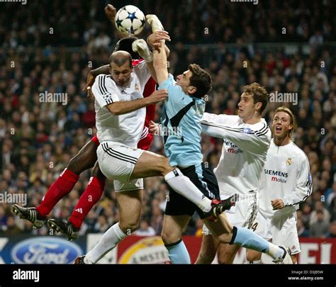 Dpa Real Madrid Players Zinedine Zidane Left Goalie Iker Casillas