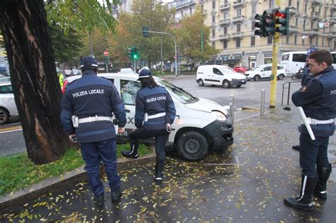 Milano Le Foto Del Tragico Incidente Allincrocio Corriere It