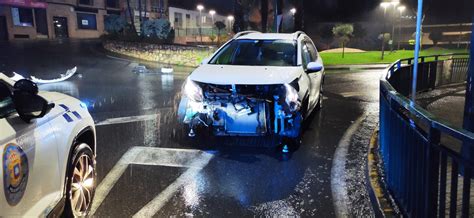 Un Conductor Se Da A La Fuga Con Su Veh Culo Tras Un Accidente Contra