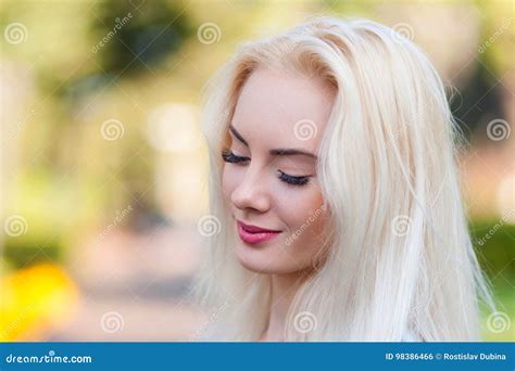 La Belle Jeune Fille Blonde Avec Un Joli Visage Et Un Beau Sourire