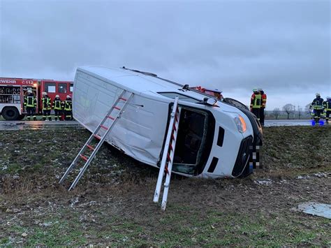 Unfall Mit Schwerverletzter Auf Der B64 Zwischen Paderborn Und