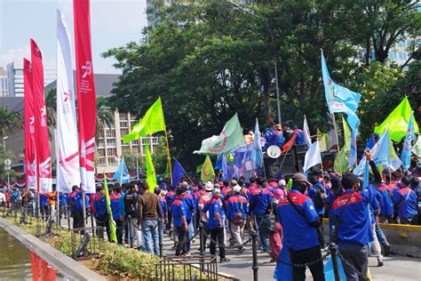 Massa Buruh Demo Di Patung Kuda Ini Enam Tuntutannya