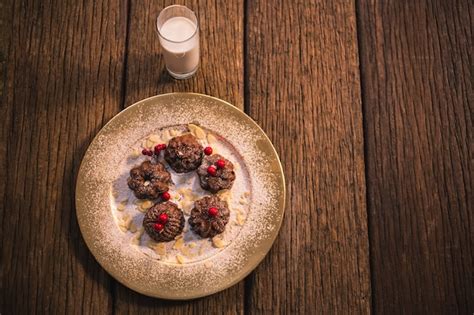 Vaso De Leche Con Un Plato De Galletas Foto Gratis