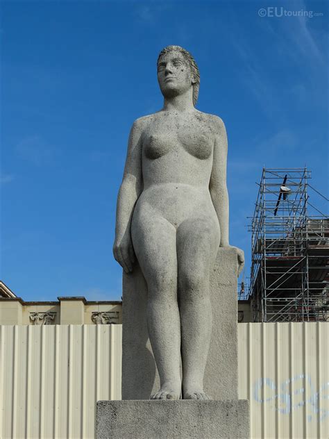 La Femme Statue Inside Jardins Du Trocadero Page 746