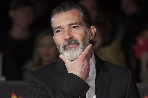 Antonio Banderas liebt seine Falten und grauen Haare mit 62 ...