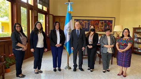 La Ministra de Educación de Guatemala se reunió con el equipo de la