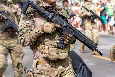 Soldados da polícia militar da bahia desfilam no dia da independência