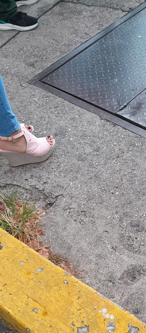 Beautiful And Cute Feet Milf Mature Madurita En Calzados Altos Rosados