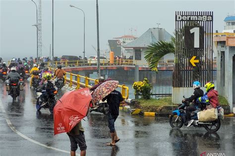 Cuaca Buruk Penyeberangan Ketapang Gilimanuk Ditutup Sementara