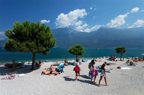 Menschen Am Strand Bei Limone Bild Kaufen 70334256 Lookphotos