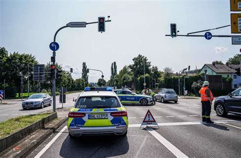 Kleinwagen Landet Auf Dem Dach