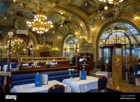 Intérieur du train Bleu restaurant français situé dans la gare de Lyon