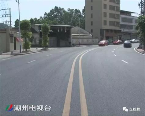 市区这条路黑底化改造完工才一个多月，路面又现破损