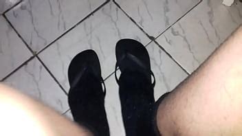 Que tal usar meias pretas Havaianas também pretas é uma delicia um tesão XVIDEOS