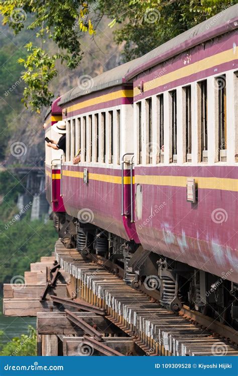 Trem Na Estrada De Ferro Da Morte Sobre O Rio Kwai Foto De Stock