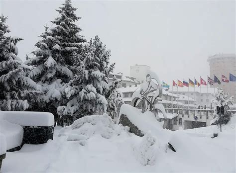 Sestriere Sotto Una Fitta Nevicata Si Prepara Allapertura Invernale