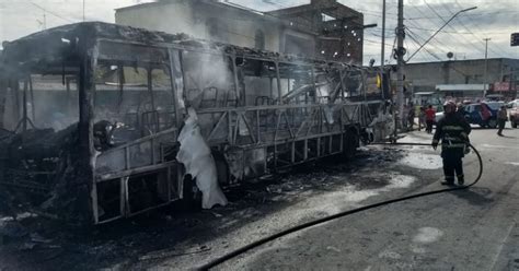 Ônibus do transporte público de passageiros pega fogo em Manaus