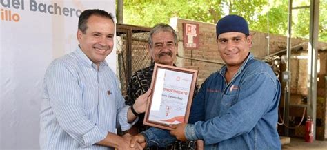 Reconoce Toño Astiazarán a trabajadores de bacheo Las5 mx