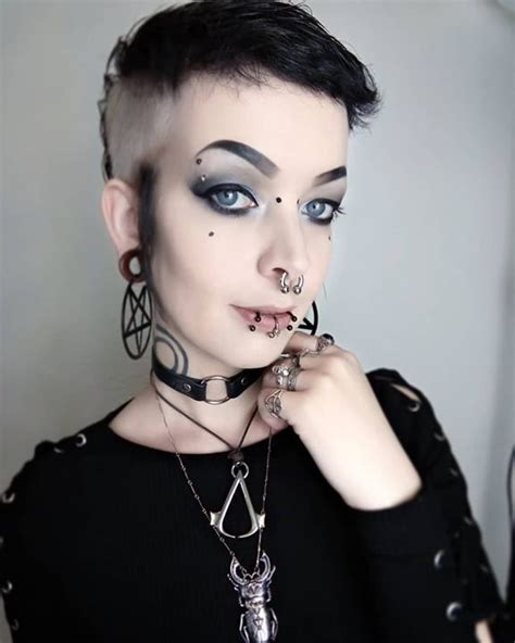 Pin By 𝕲𝖍𝖔𝖚𝖑𝖑𝖊𝖙𝖙𝖆 On • 𝙷𝚊𝚒𝚛 Beautiful Hair Goth Makeup Hairstyles With Bangs