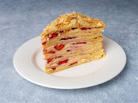 Tranches de gâteau Napoléon aux fraises Gâteau multicouche avec crème