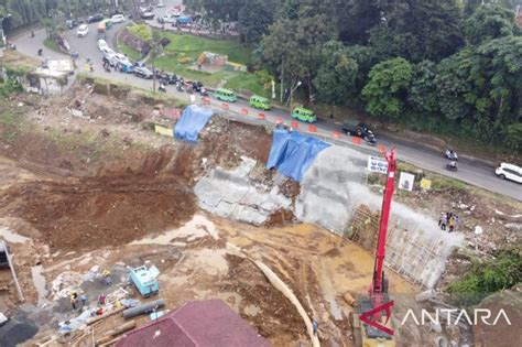 Tebing Penahan Tanah Di Jalan Akses Ke Stasiun Batutulis Bogor Longsor