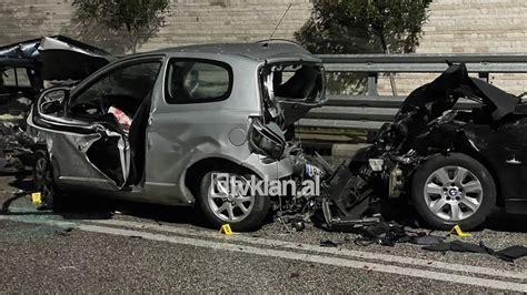 Makina të shkatërruara pamjet nga aksidenti fatal me 4 të vdekur e 2