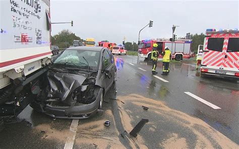 Kevelaer Zwei Verletzte Bei Schwerem Unfall Auf B9