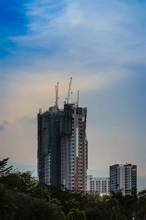 Bordejando Guindastes De Torre De Patíbulo Na Parte Superior Do Buildi