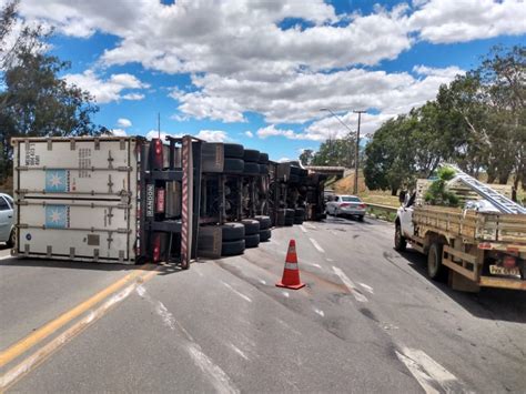 Carreta tomba em trecho da BR 116 em Vitória da Conquista Bahia G1