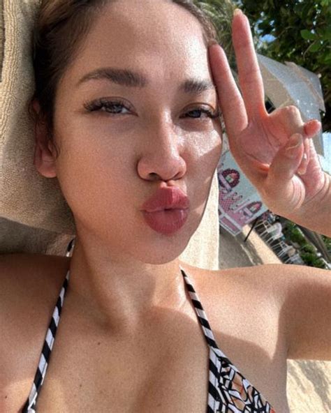 Potret Seksi Bcl Pakai Bikini Berjemur Di Pantai Posenya Bikin Gemas