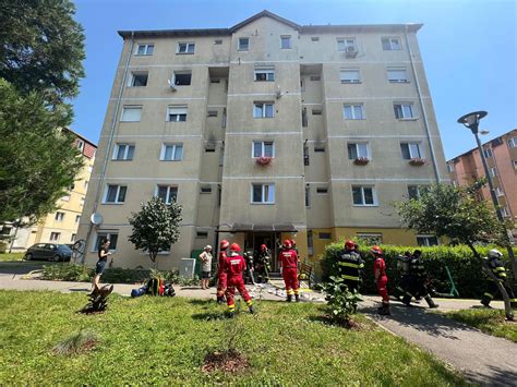 Foto Incendiu Ntr Un Bloc De Pe Aleea Haiducului Un Locatar A Uitat