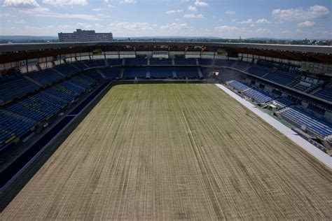 Photos Fc Sochaux La Nouvelle Pelouse Du Stade Bonal Prend Des Couleurs