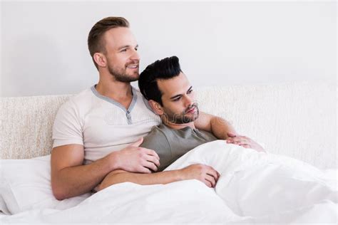 Pares Gay Dormidos Que Mienten En Cama Foto de archivo Imagen de doméstico lazo 66093646