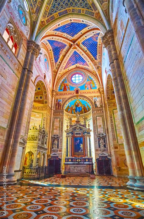 Fotka The Colorful Interior Of Certosa Di Pavia Monastery With Side