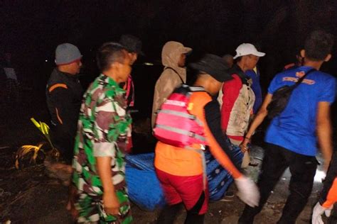 Perahu Terbalik Dihantam Ombak Nelayan Di Cilacap Tewas Hilang