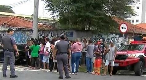 Adolescente esfaqueia três professores e um aluno em escola