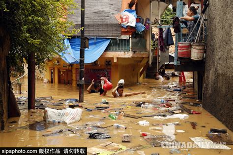 印尼雅加达突发洪水 民众淌水生活 6 中国日报网