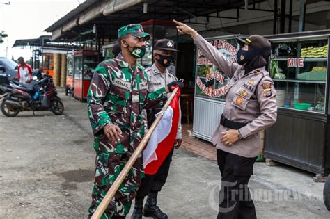 Tni Polri Bagikan Bendera Merah Putih Pada Warga Aceh Besar Foto