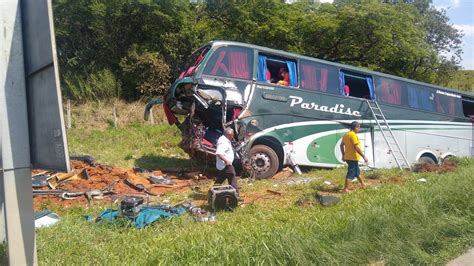 Acidente entre carro e ônibus romeiros deixa 2 mortos e feridos