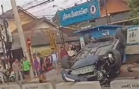 Kecelakaan Tunggal Di Tembalang Mobil Hantam Pembatas Jalan Hingga