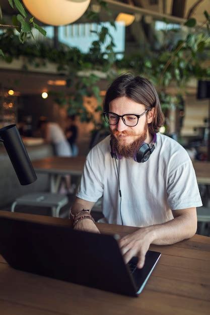 Alegre Freelancer Masculino Barba E Bigode Trabalhando Em Um Espa O