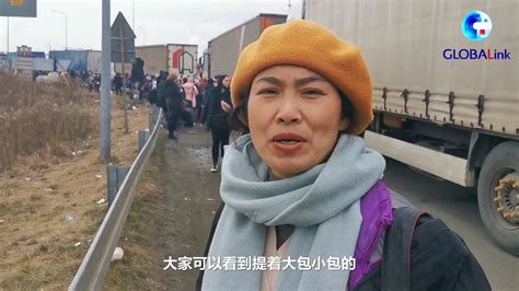 全球连线丨记者直击：乌克兰人在边境排队进入波兰 凤凰网视频 凤凰网