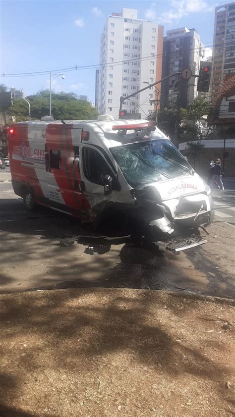 Ambul Ncia E Carro Se Envolvem Em Acidente Em Bairro Nobre De Belo