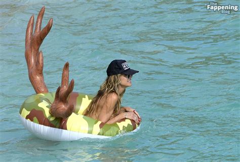 Heidi Klum Shows Off Her Nude Tits On The Beach Fappening
