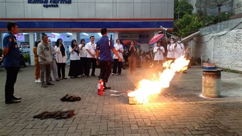 Damkar Kotamobagu Gelar Simulasi Penanggulangan Kebakaran Di Kimia