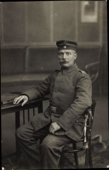 Foto Ansichtskarte Postkarte Deutscher Soldat In Uniform Portrait Im