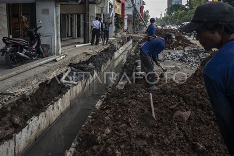 Pembangunan Saluran Air Antara Foto