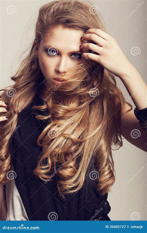 Longs Cheveux Onduleux Image Stock Image Du Beauté Bijou 30405727